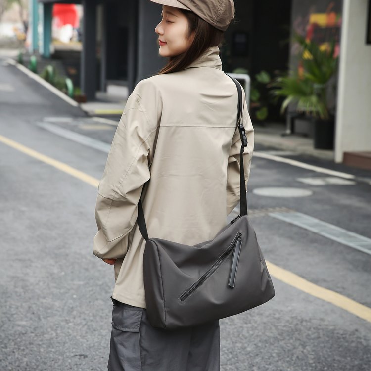 Women's One-Shoulder Handbag with Zipper Closure - Summer 2026 - Medium - Image 3